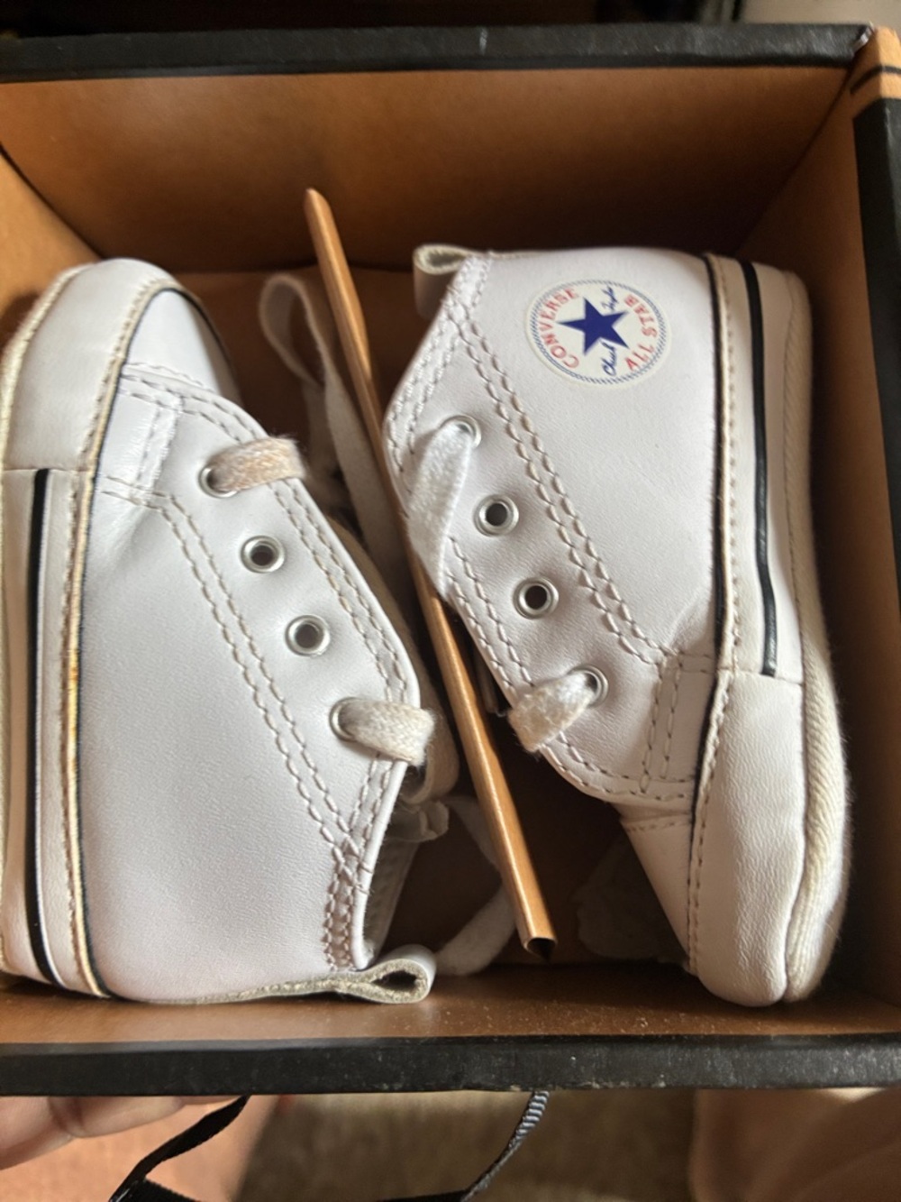 Converse Kids White Low Top Sneakers with Blue Star Logo. size 2c baby shoes